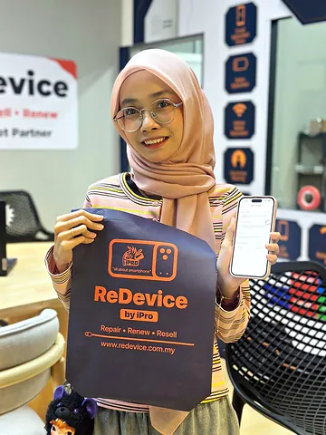 Pelanggan bertudung merah jambu dengan beg ReDevice dan iPhone