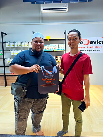 Dua pelanggan dengan beg ReDevice di dalam kedai