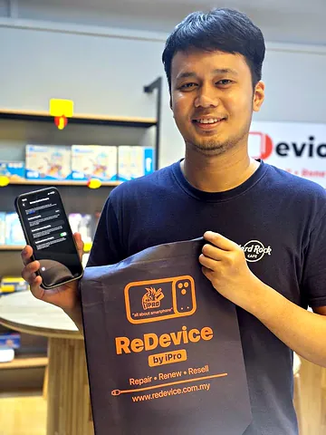 Pelanggan memegang beg ReDevice dan phone di kedai