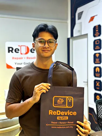 Pelanggan berbaju-T coklat memegang beg ReDevice