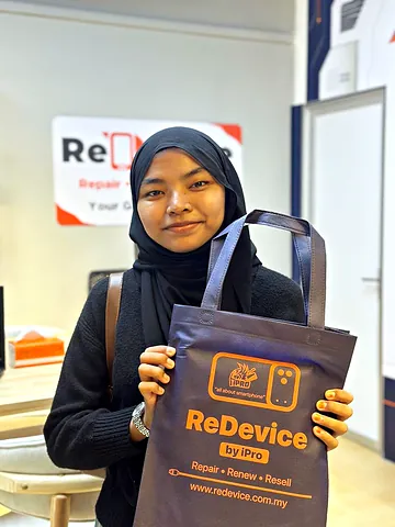 Pelanggan bertudung hitam memegang beg ReDevice