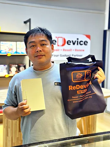 Pelanggan memegang beg ReDevice dan tablet di kaunter