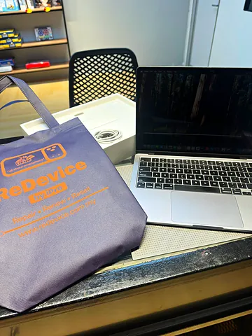 MacBook dan beg ReDevice di atas kaunter